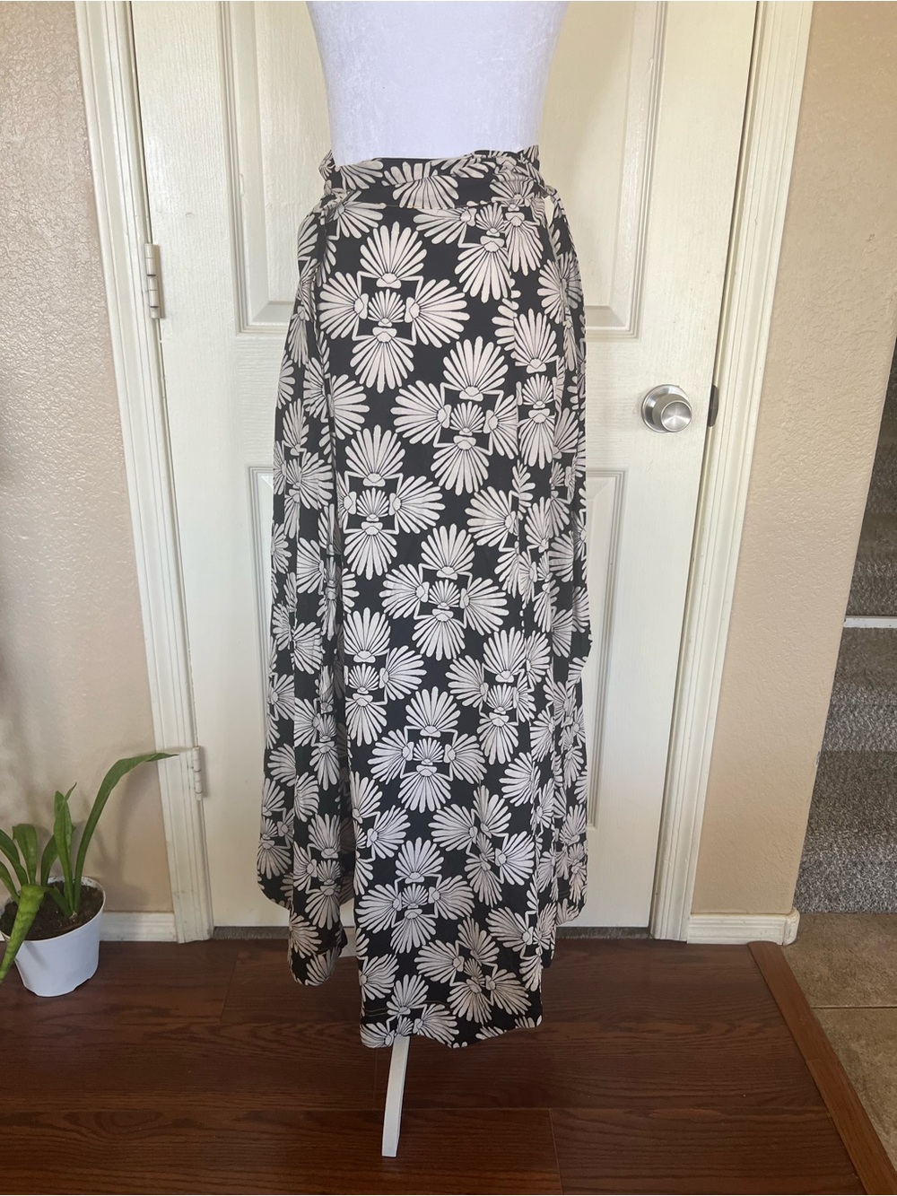 Free People Black Cream Floral Wrap Midi Skirt Handkerchief Hem Boho - Picture 8 of 10